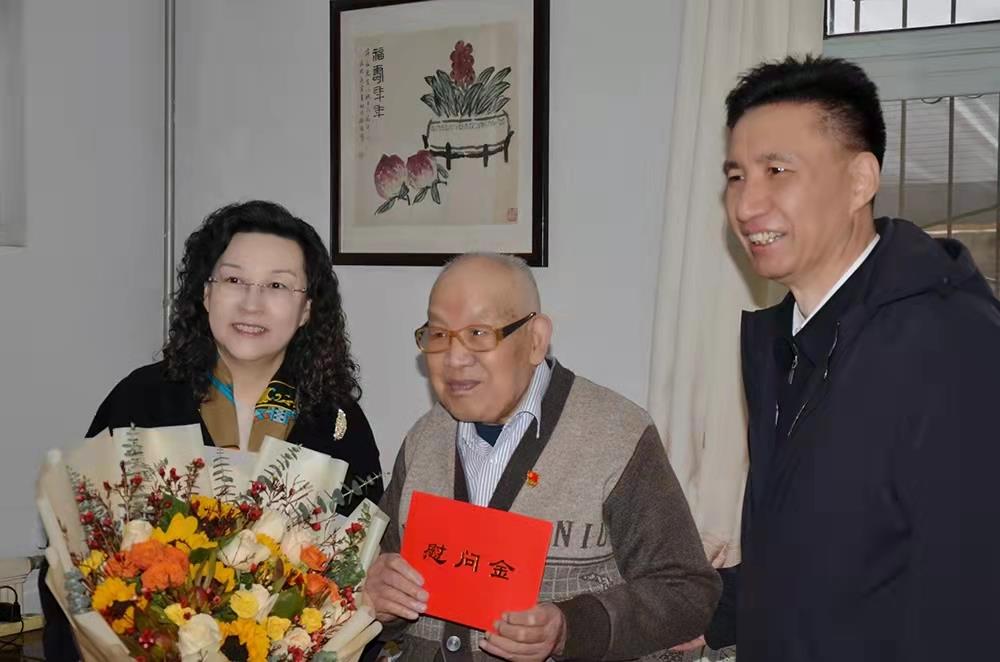 濟南產(chǎn)發(fā)集團黨委副書記、總經(jīng)理黃蓓走訪慰問離休老干部、老黨員